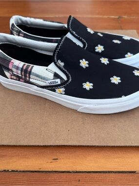Vans Classic Slip-on Sneakers (Daisy/Plaid)